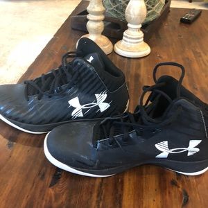 Under Armour Basketball shoes like new! Size 9.5